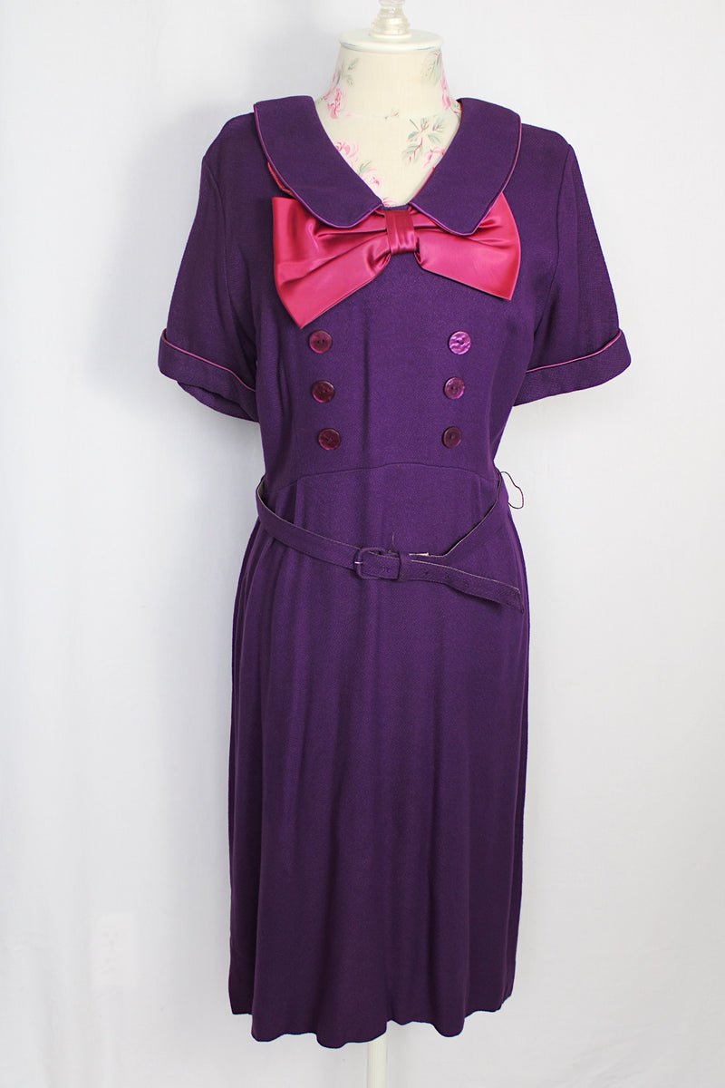 Illustrative example of collar peter pan dress