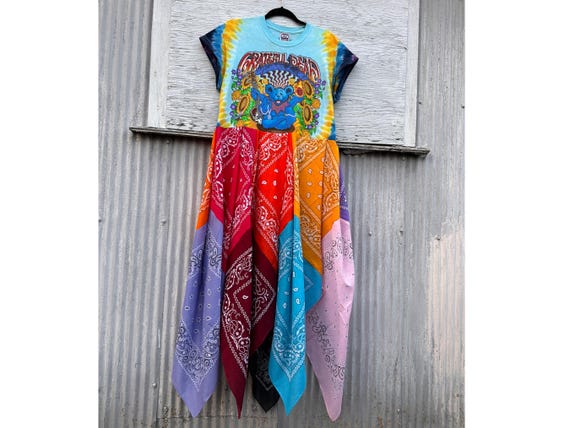 Illustrative example of grateful dead dress