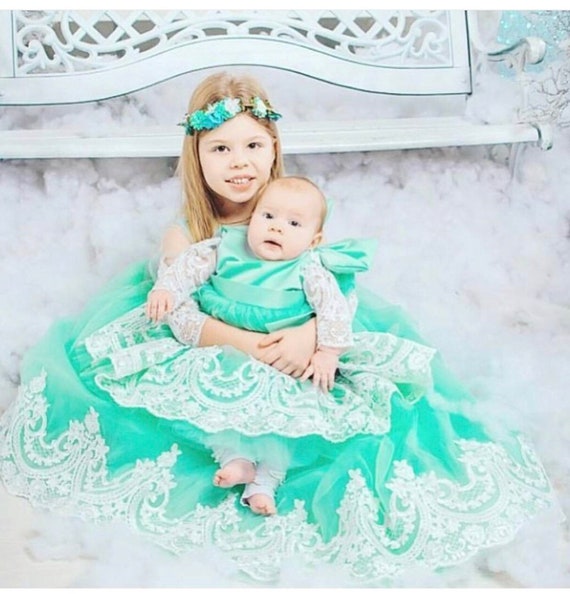 Illustrative example of matching sister dresses from Google Search